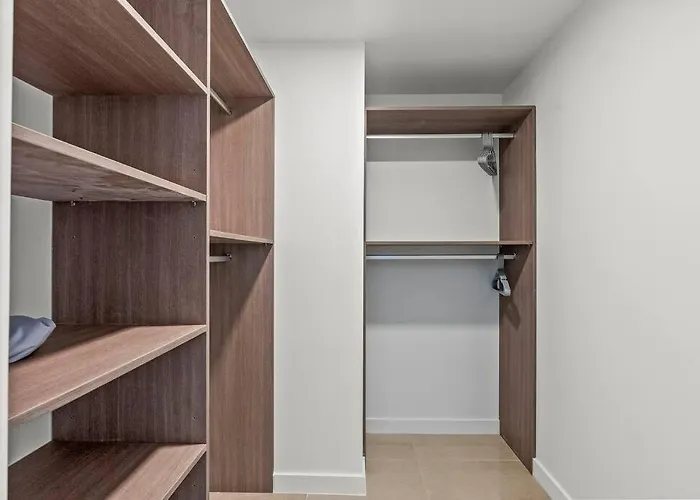 Central 2 Bed Apartment With A Pool & Gym- Free Garage Parking