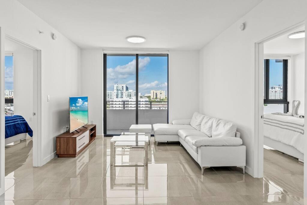 Central 2 Bed Apartment With A Pool & Gym- Free Garage Parking * Miami