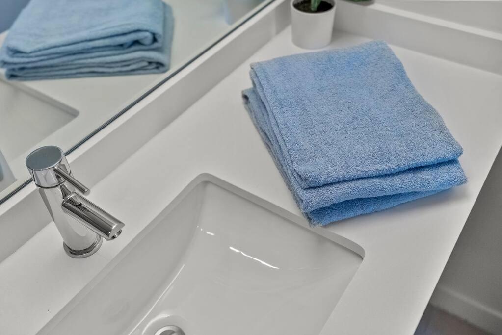 Central 2 Bed Apartment With A Pool & Gym- Free Garage Parking * Miami