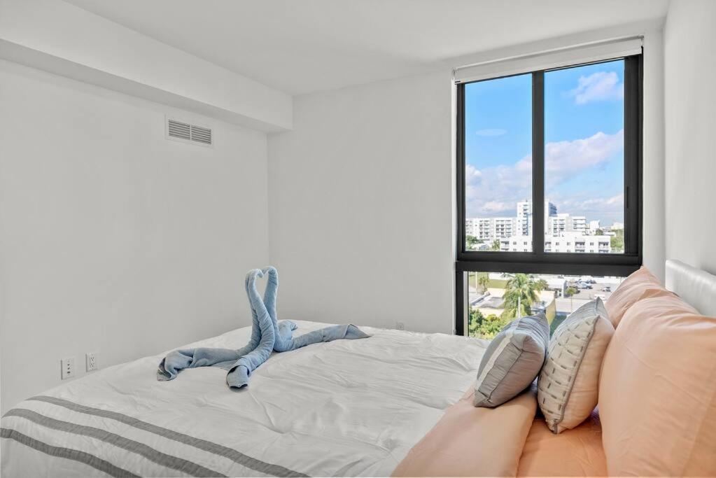 Central 2 Bed Apartment With A Pool & Gym- Free Garage Parking Apartment