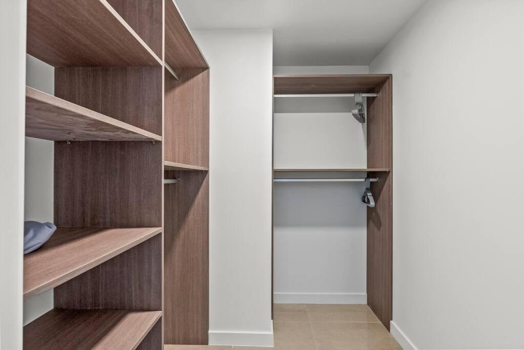 Apartment Central 2 Bed Apartment With A Pool & Gym- Free Garage Parking