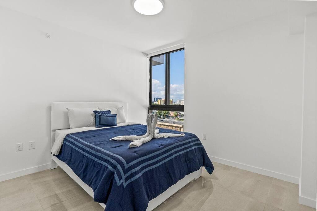 Central 2 Bed Apartment With A Pool & Gym- Free Garage Parking *