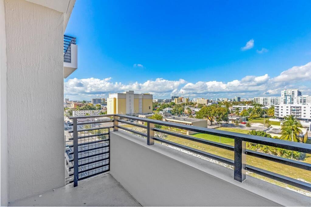 Apartment Central 2 Bed Apartment With A Pool & Gym- Free Garage Parking *