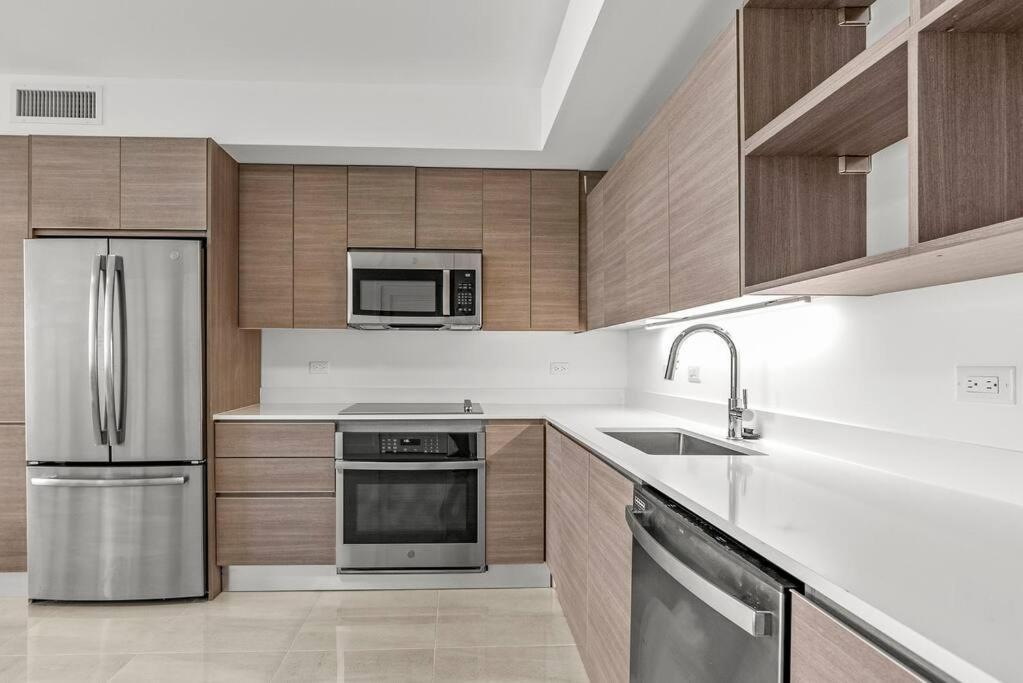 Central 2 Bed Apartment With A Pool & Gym- Free Garage Parking *