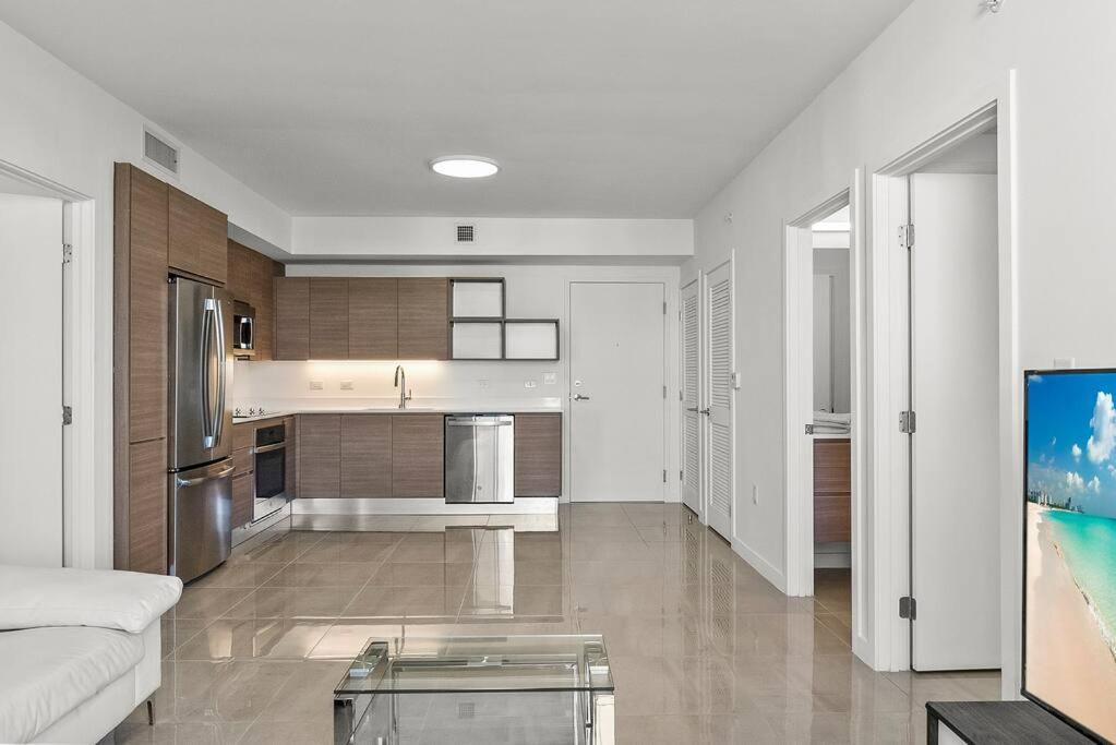 Central 2 Bed Apartment With A Pool & Gym- Free Garage Parking Apartment *