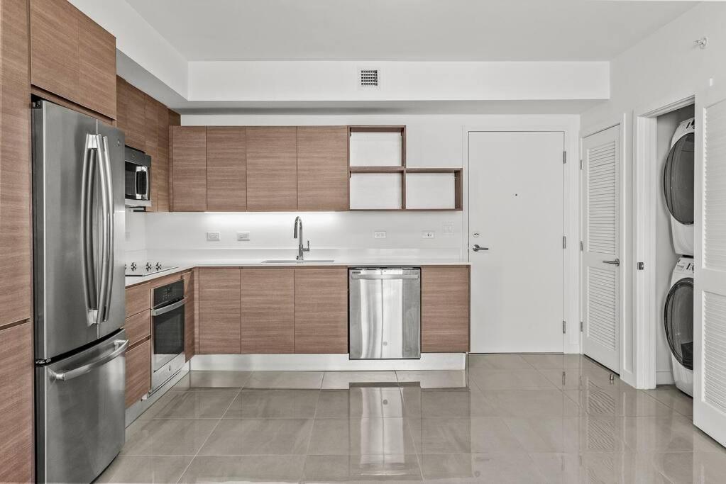 Central 2 Bed Apartment With A Pool & Gym- Free Garage Parking Apartment Miami