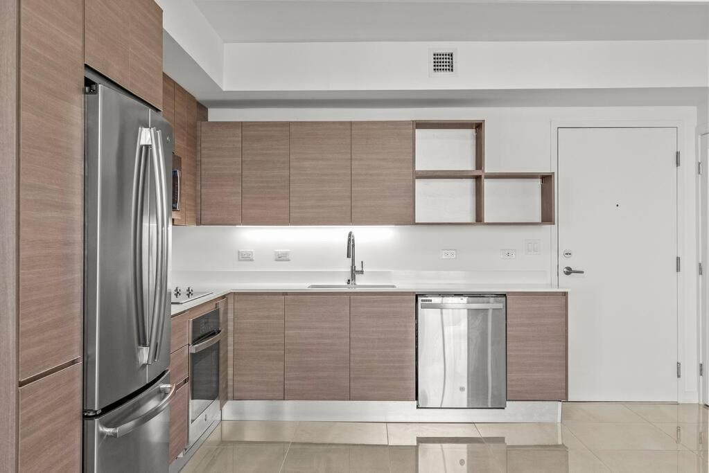 Central 2 Bed Apartment With A Pool & Gym- Free Garage Parking Apartment *