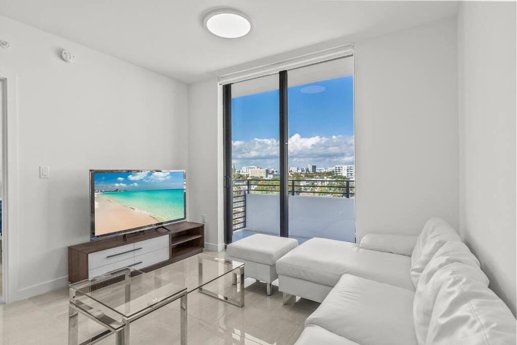 Central 2 Bed Apartment With A Pool & Gym- Free Garage Parking * Miami