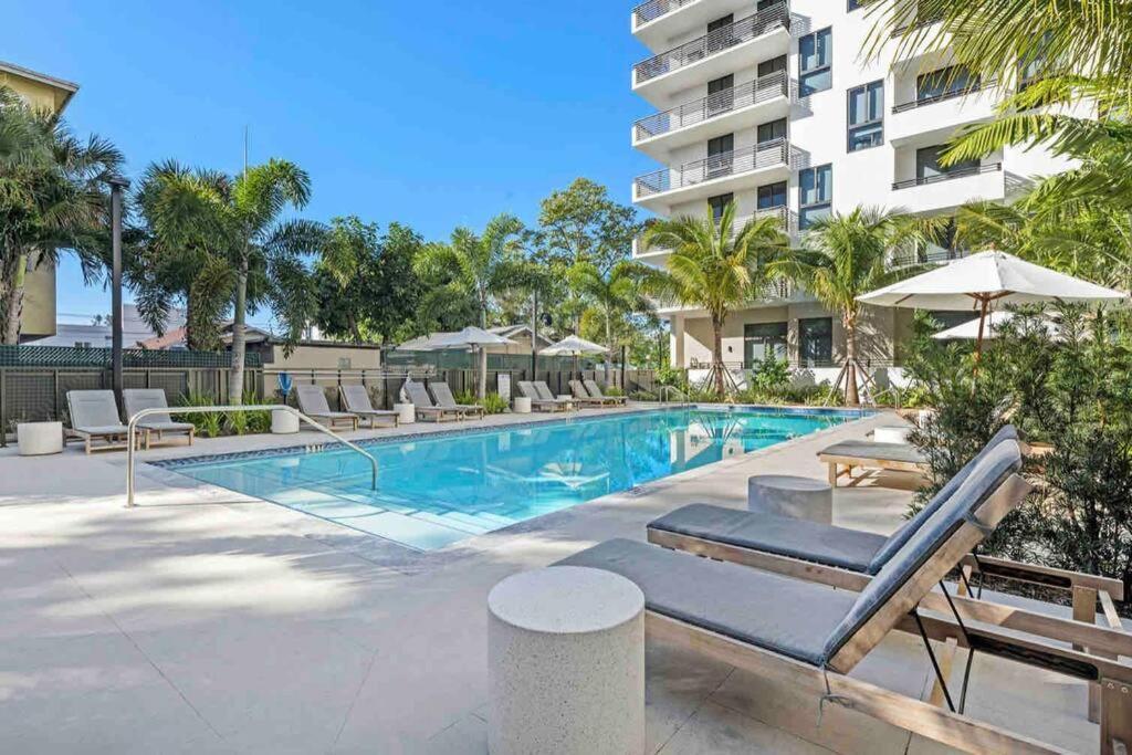 Apartment Central 2 Bed Apartment With A Pool & Gym- Free Garage Parking *