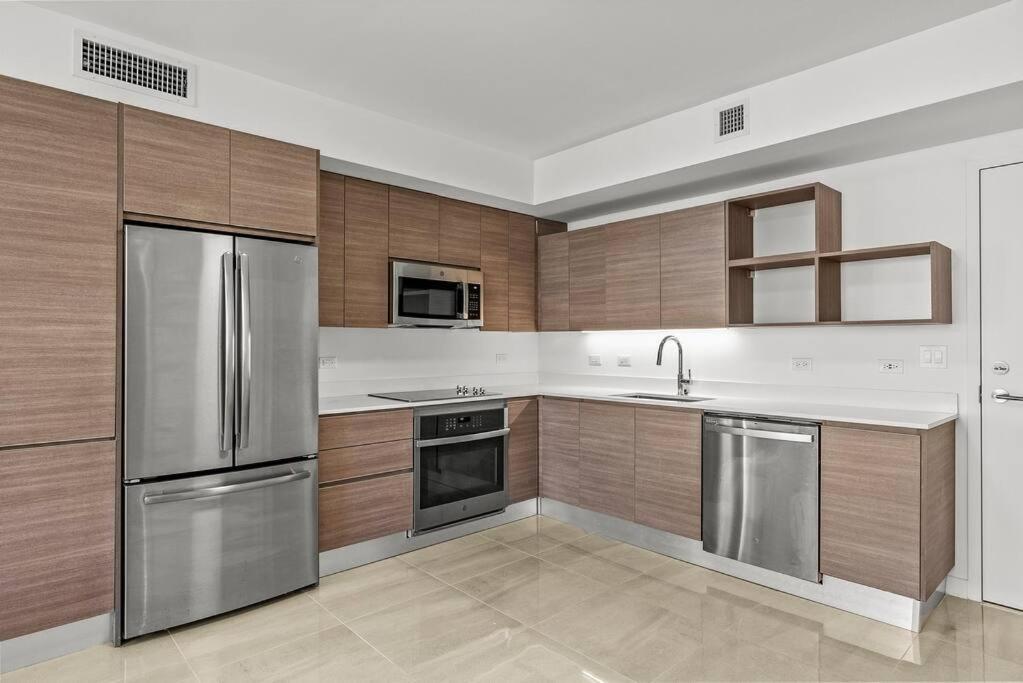 Central 2 Bed Apartment With A Pool & Gym- Free Garage Parking Miami