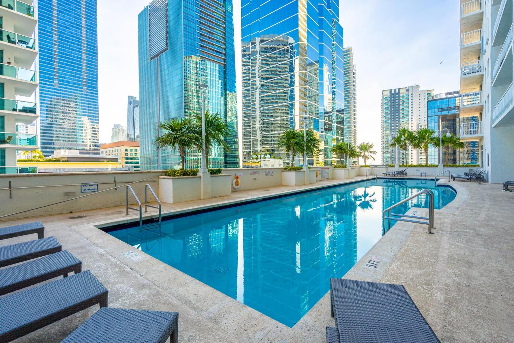 Apartment Central 2 Bed Apartment With A Pool & Gym- Free Garage Parking