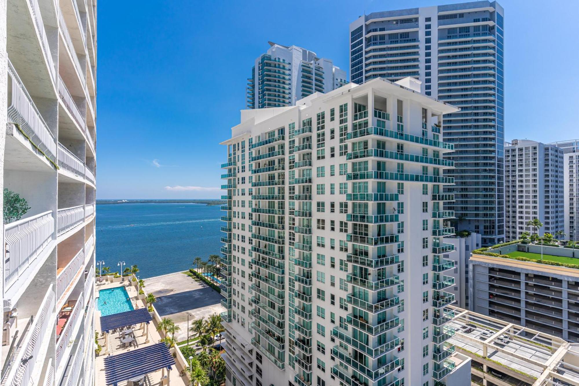 Central 2 Bed Apartment With A Pool & Gym- Free Garage Parking Apartment *