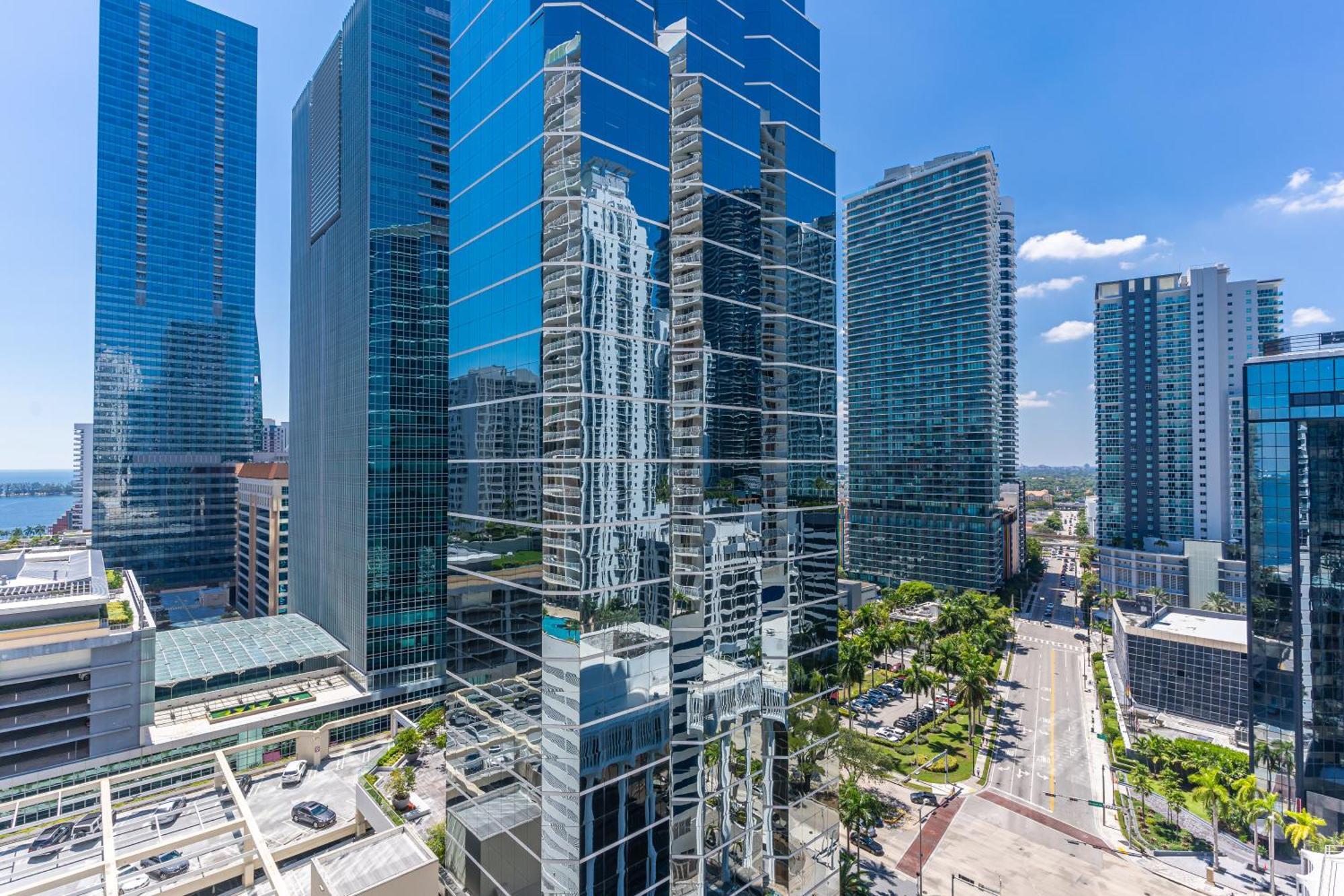 Central 2 Bed Apartment With A Pool & Gym- Free Garage Parking Apartment Miami