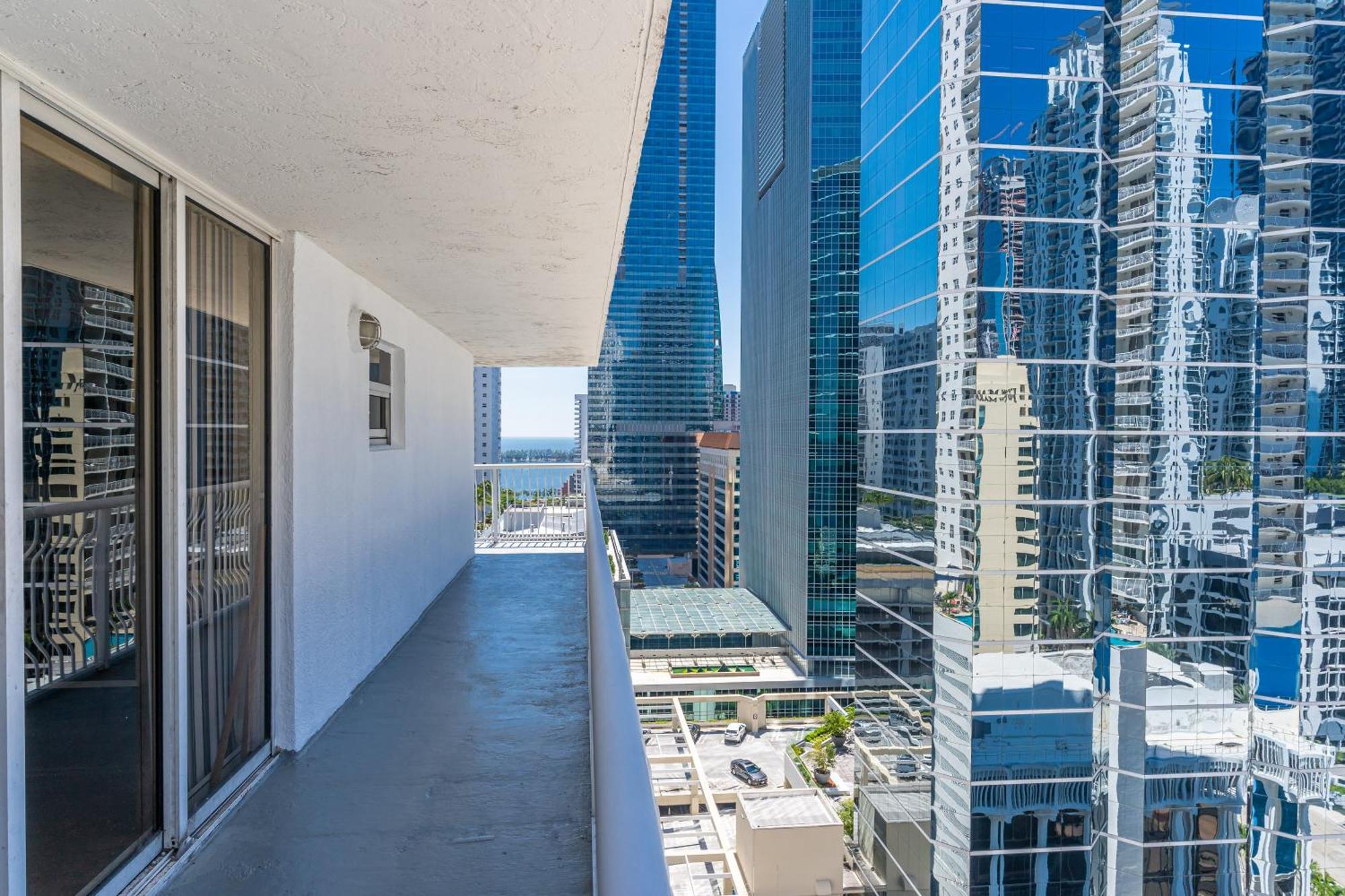 Apartment Central 2 Bed Apartment With A Pool & Gym- Free Garage Parking Miami