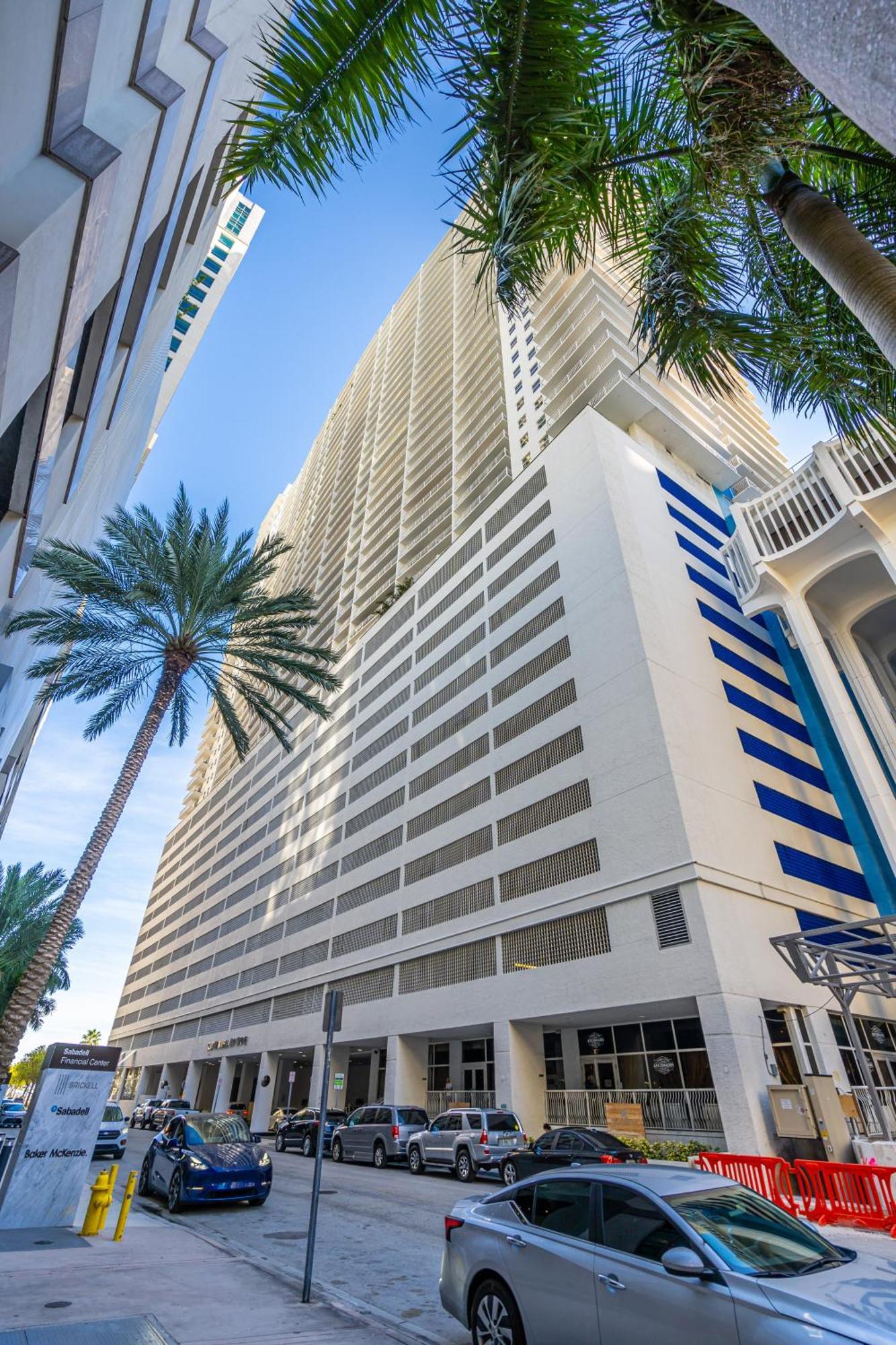 Central 2 Bed Apartment With A Pool & Gym- Free Garage Parking *