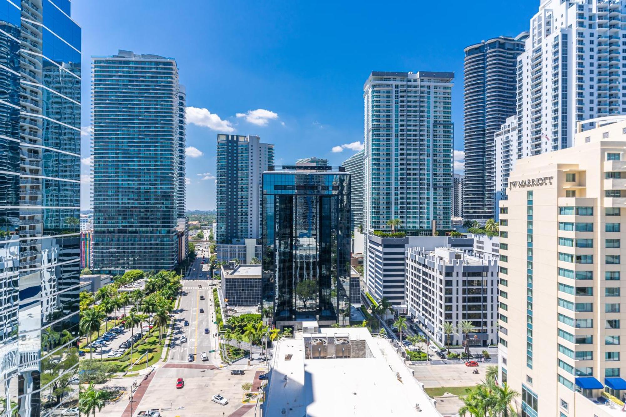 Central 2 Bed Apartment With A Pool & Gym- Free Garage Parking Miami