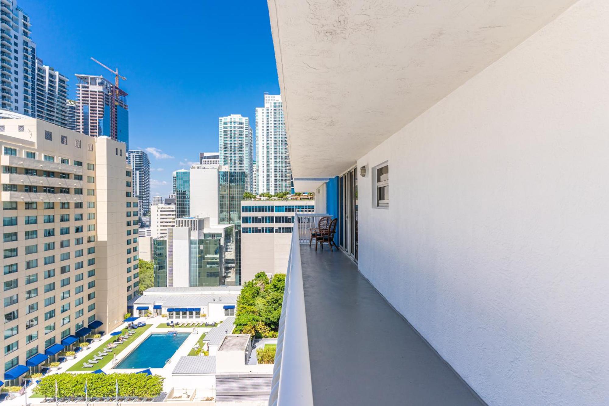 Central 2 Bed Apartment With A Pool & Gym- Free Garage Parking Apartment