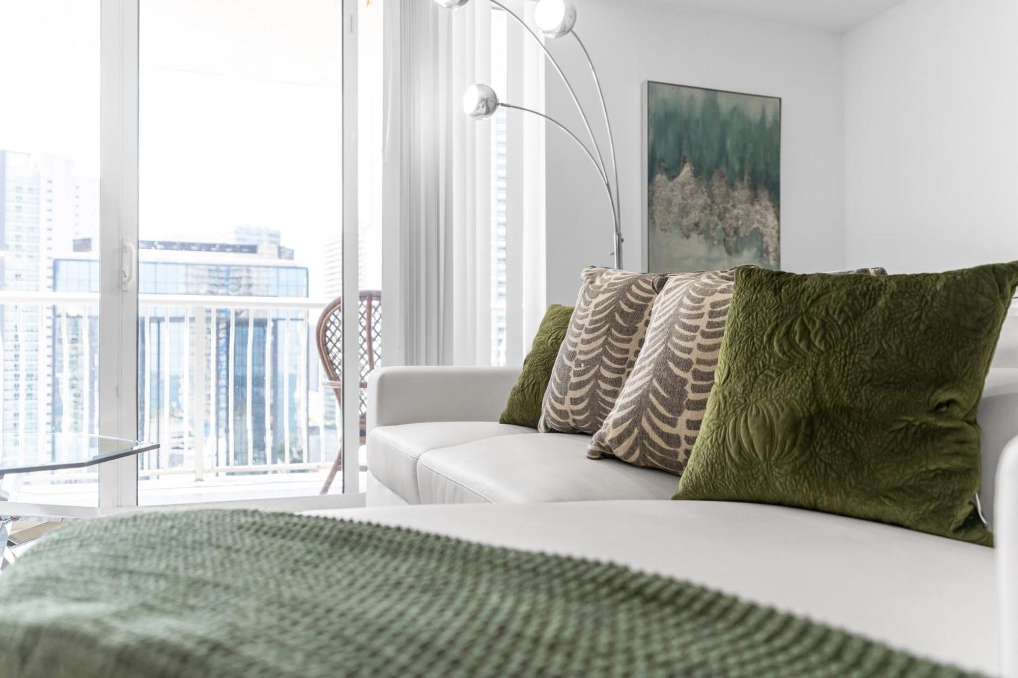 Central 2 Bed Apartment With A Pool & Gym- Free Garage Parking Apartment *