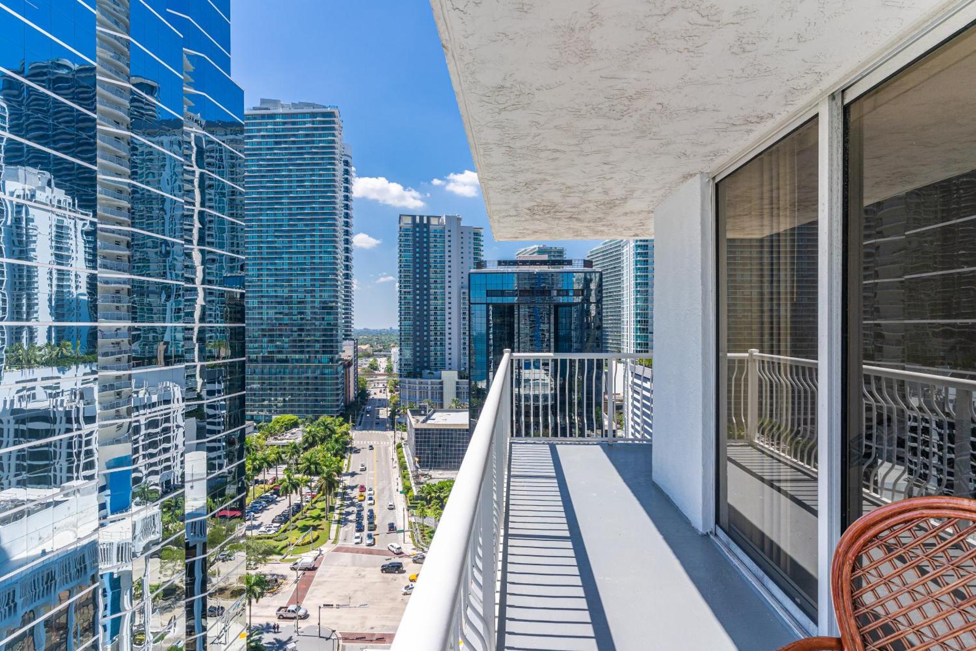 Apartment Central 2 Bed Apartment With A Pool & Gym- Free Garage Parking *