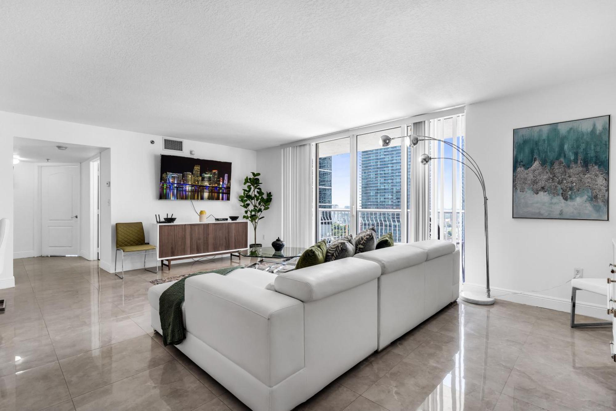 Central 2 Bed Apartment With A Pool & Gym- Free Garage Parking Apartment Miami