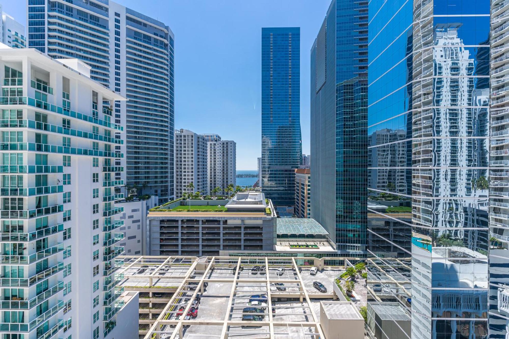 Central 2 Bed Apartment With A Pool & Gym- Free Garage Parking Miami