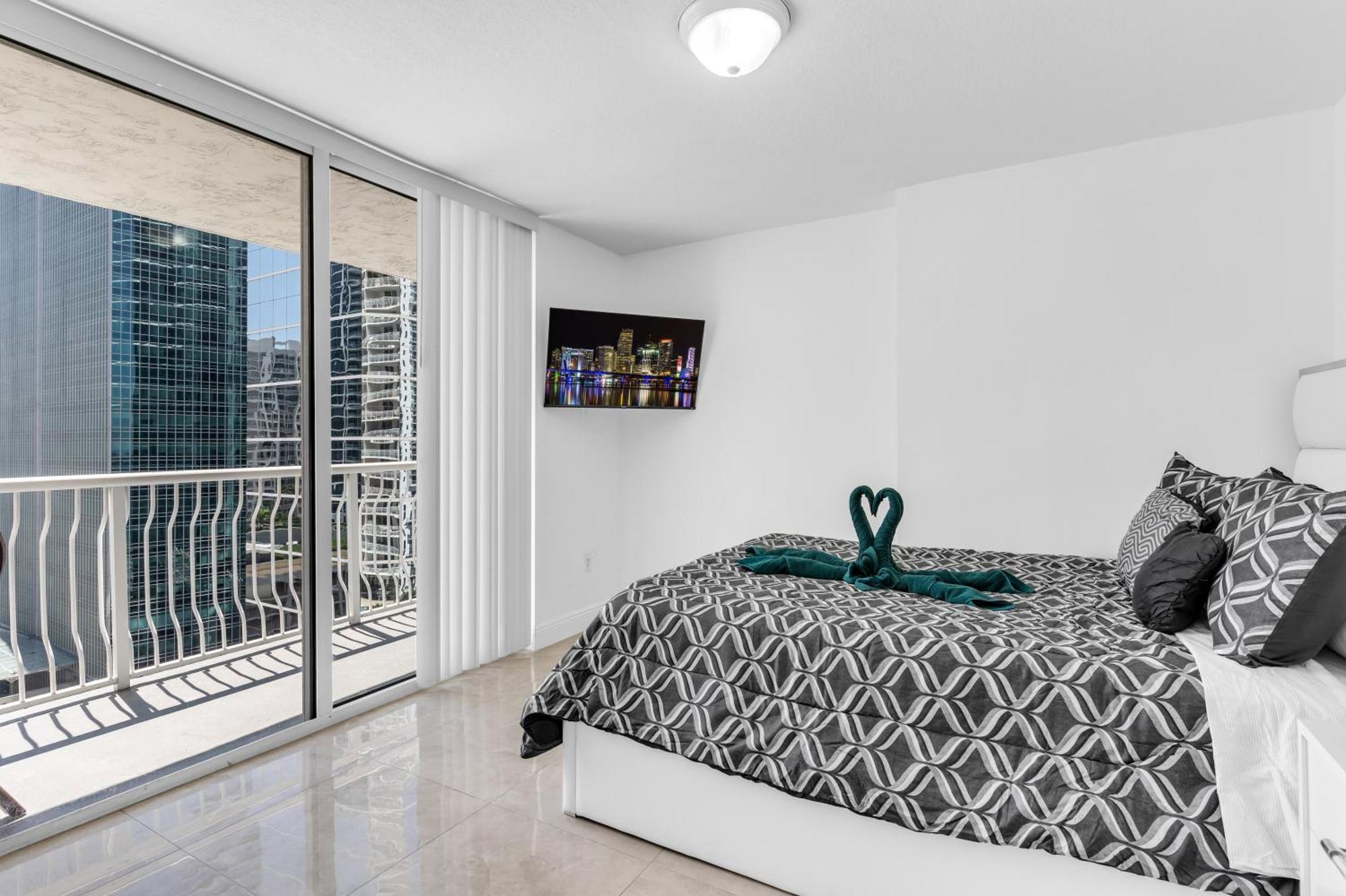 Central 2 Bed Apartment With A Pool & Gym- Free Garage Parking Apartment