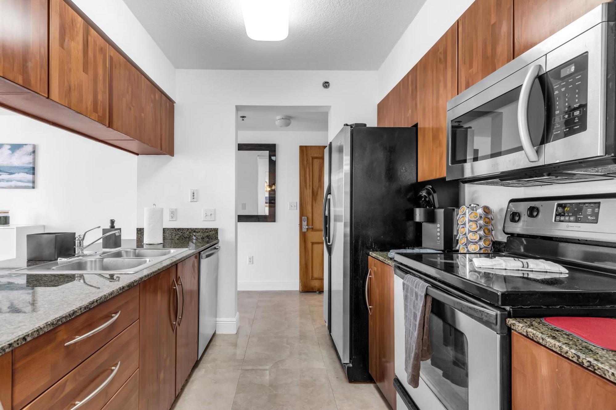 Central 2 Bed Apartment With A Pool & Gym- Free Garage Parking Apartment *