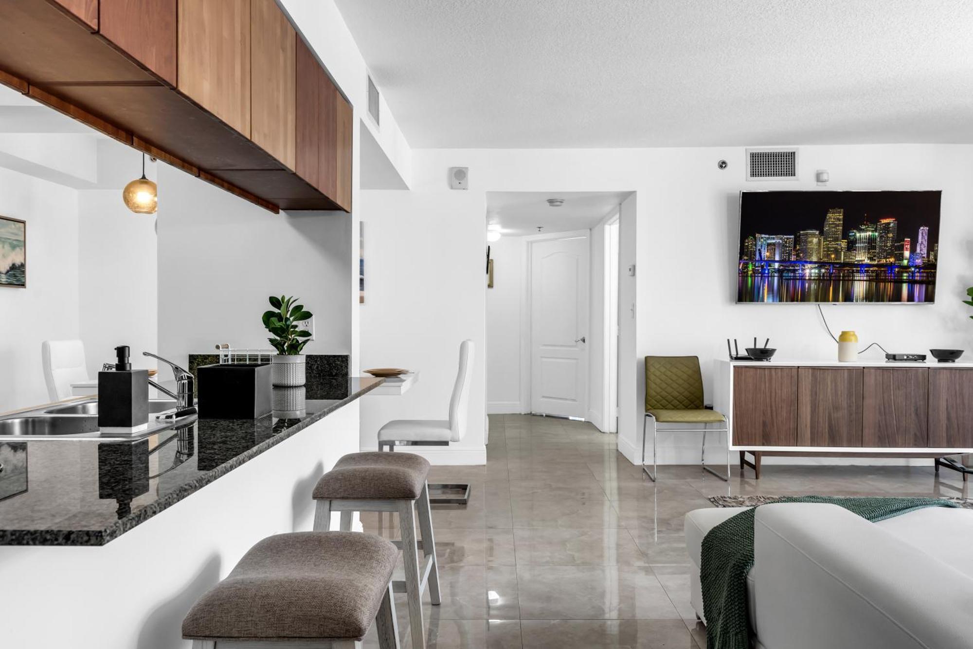 Apartment Central 2 Bed Apartment With A Pool & Gym- Free Garage Parking *