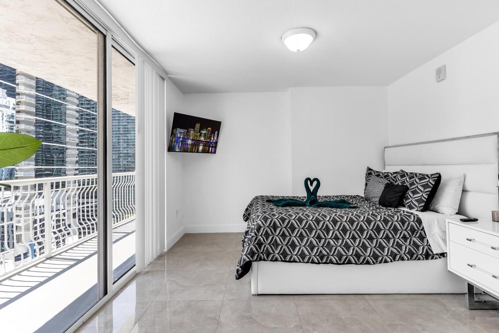 Central 2 Bed Apartment With A Pool & Gym- Free Garage Parking Apartment Miami