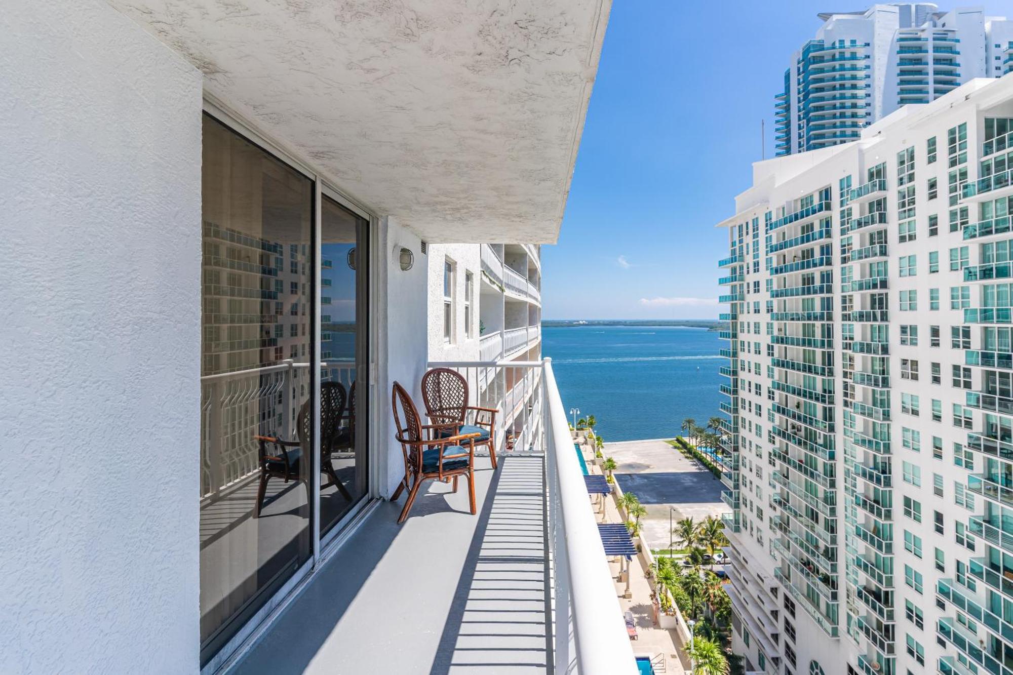 Central 2 Bed Apartment With A Pool & Gym- Free Garage Parking *
