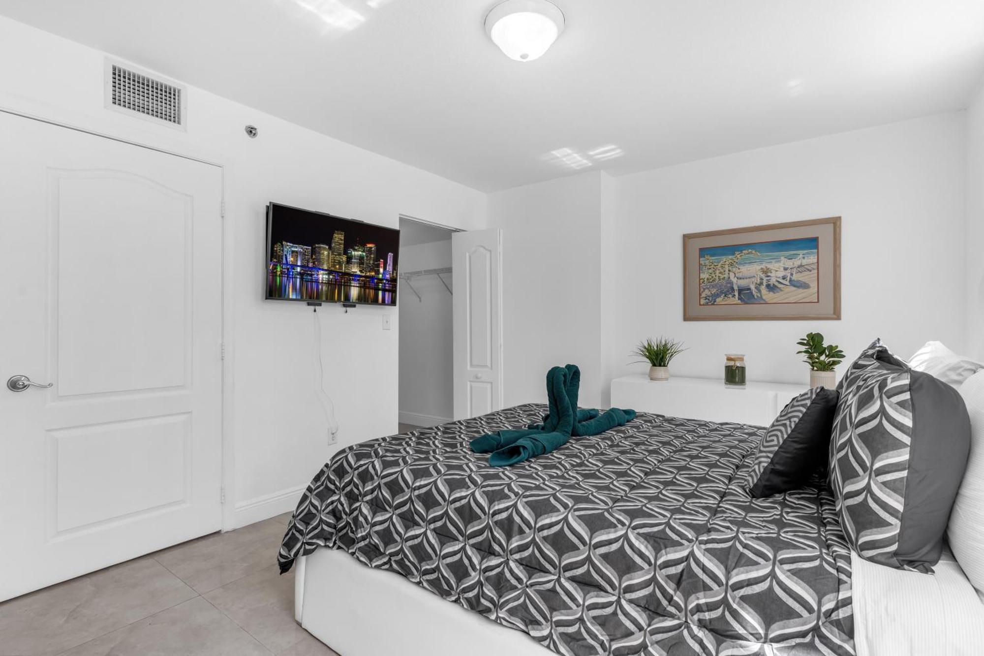Central 2 Bed Apartment With A Pool & Gym- Free Garage Parking Miami