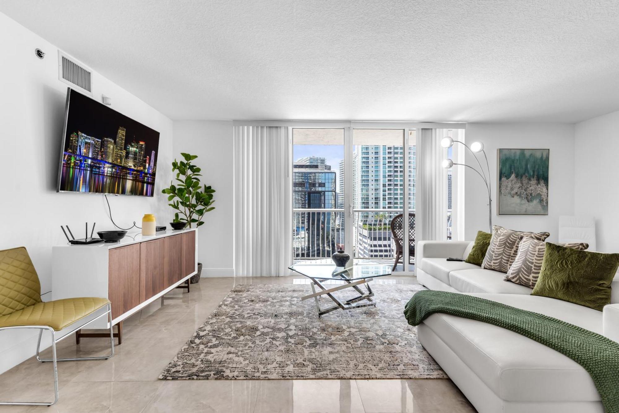 Central 2 Bed Apartment With A Pool & Gym- Free Garage Parking * Miami