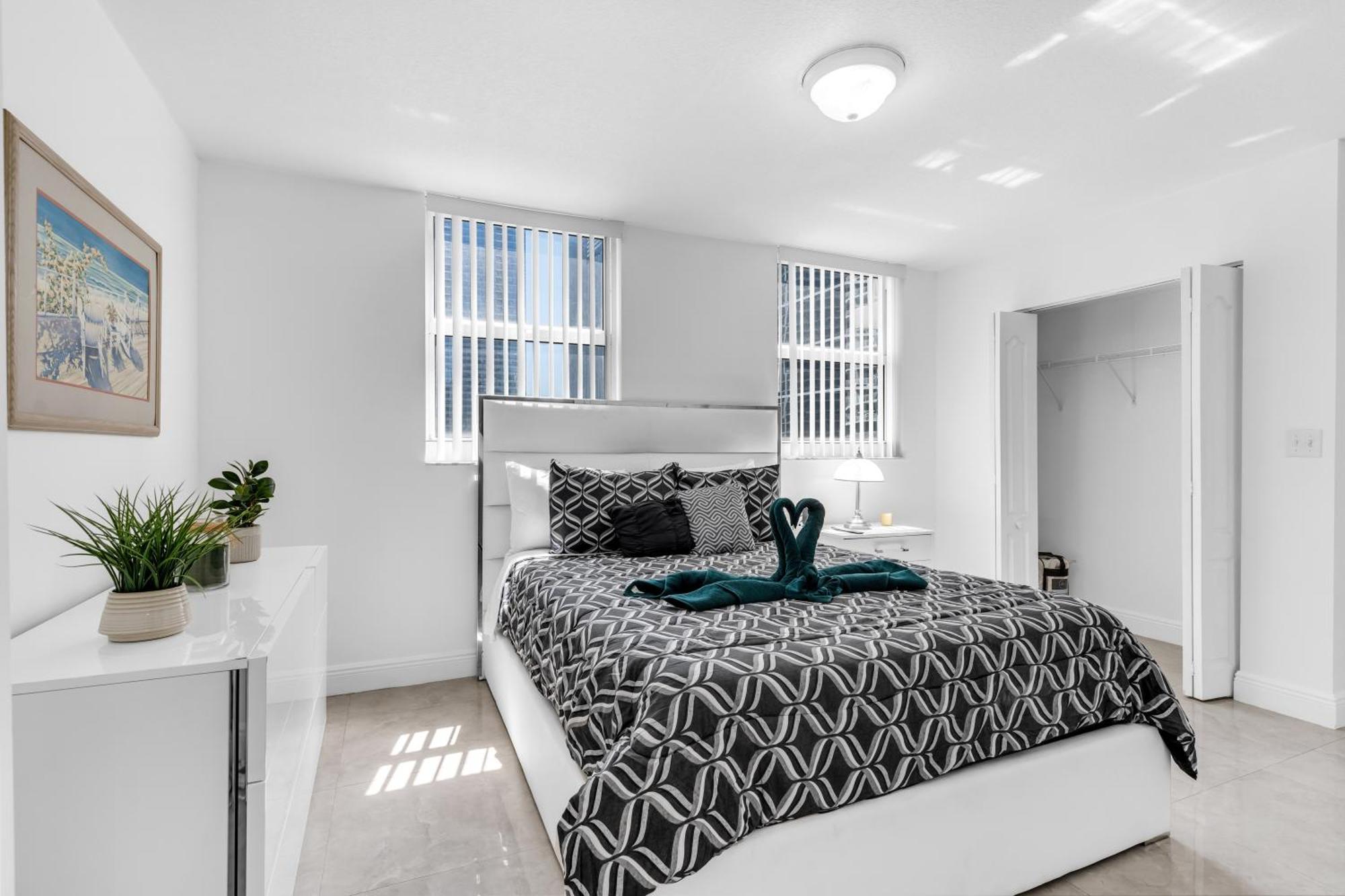 Central 2 Bed Apartment With A Pool & Gym- Free Garage Parking