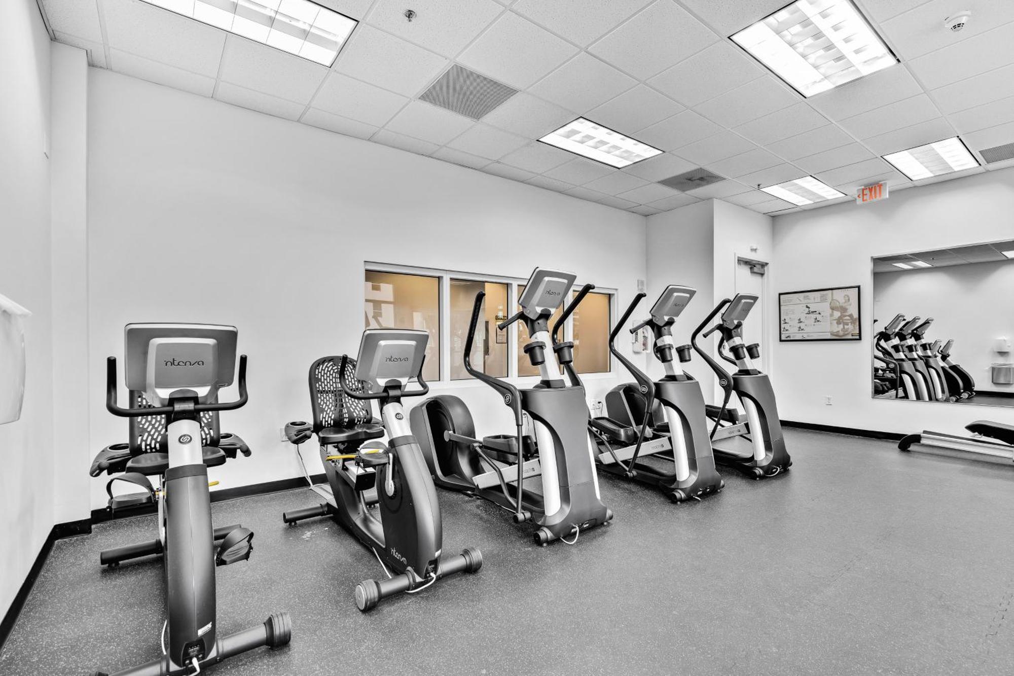 Central 2 Bed Apartment With A Pool & Gym- Free Garage Parking Apartment
