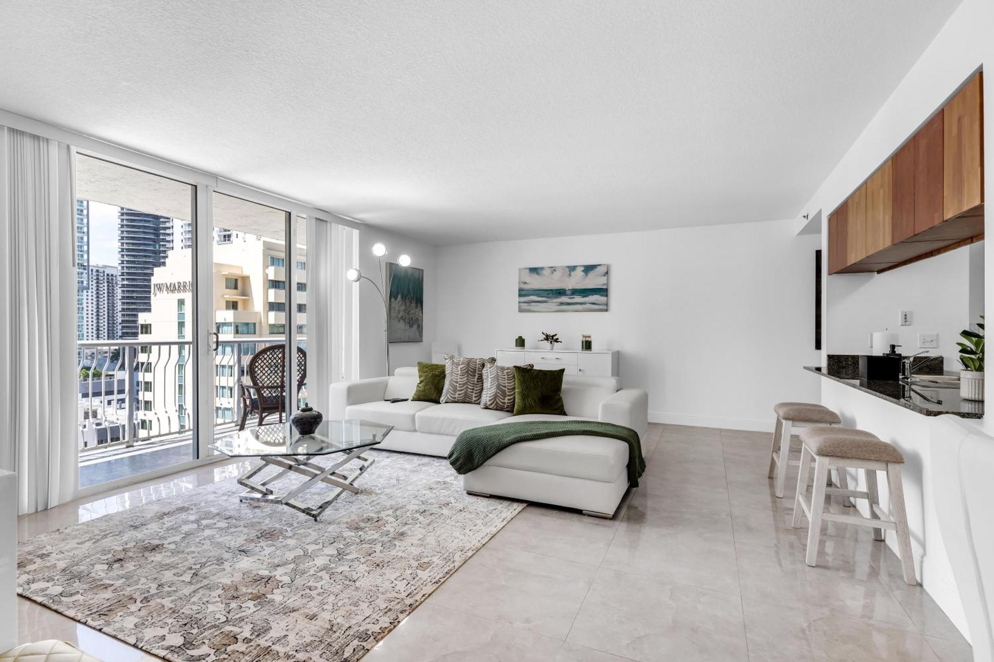 Central 2 Bed Apartment With A Pool & Gym- Free Garage Parking Apartment *