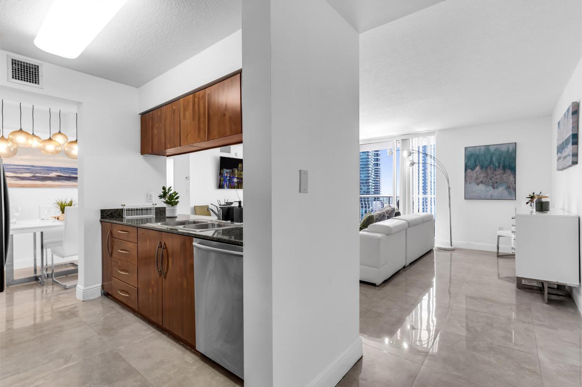 Apartment Central 2 Bed Apartment With A Pool & Gym- Free Garage Parking *