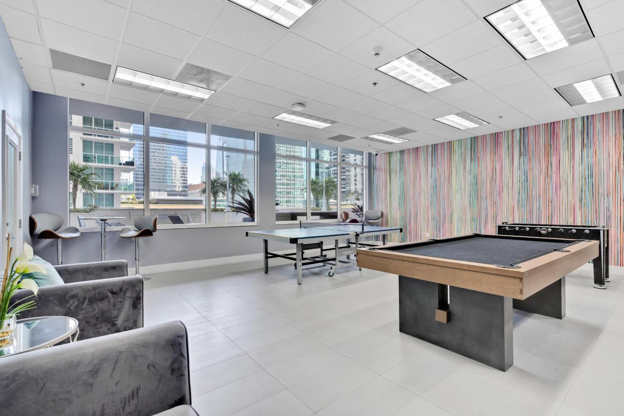 Central 2 Bed Apartment With A Pool & Gym- Free Garage Parking Apartment Miami
