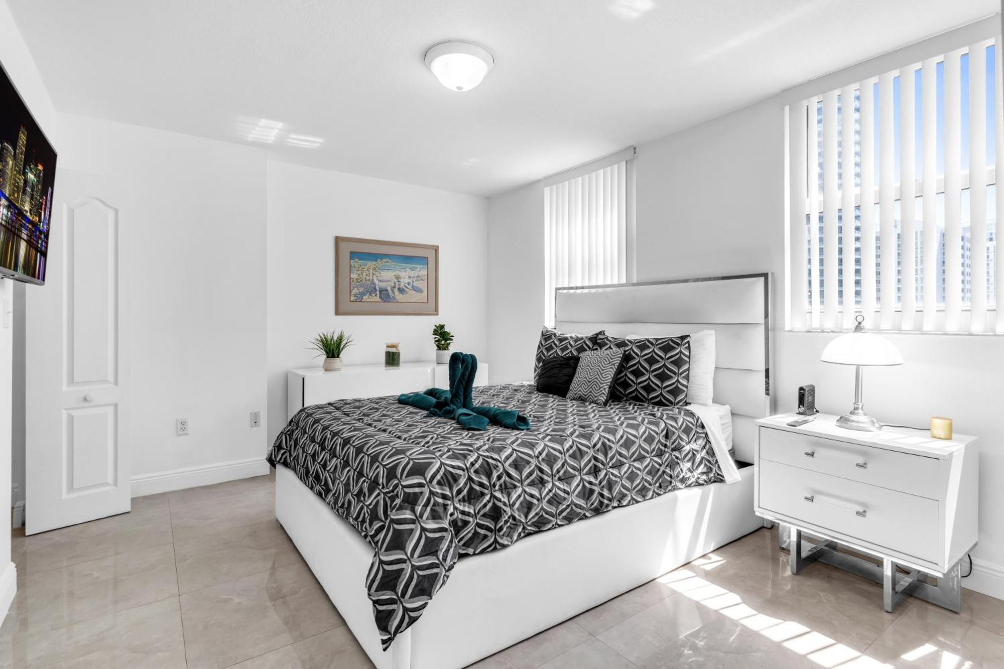 Apartment Central 2 Bed Apartment With A Pool & Gym- Free Garage Parking Miami