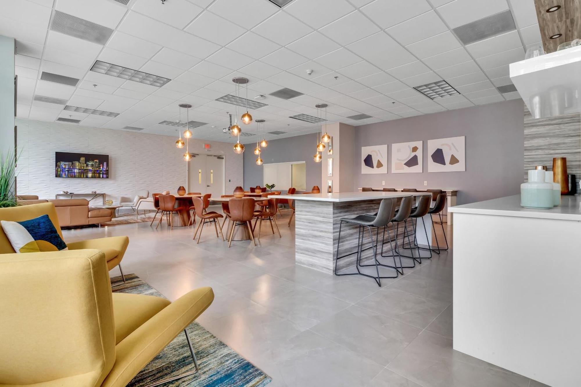 Central 2 Bed Apartment With A Pool & Gym- Free Garage Parking *