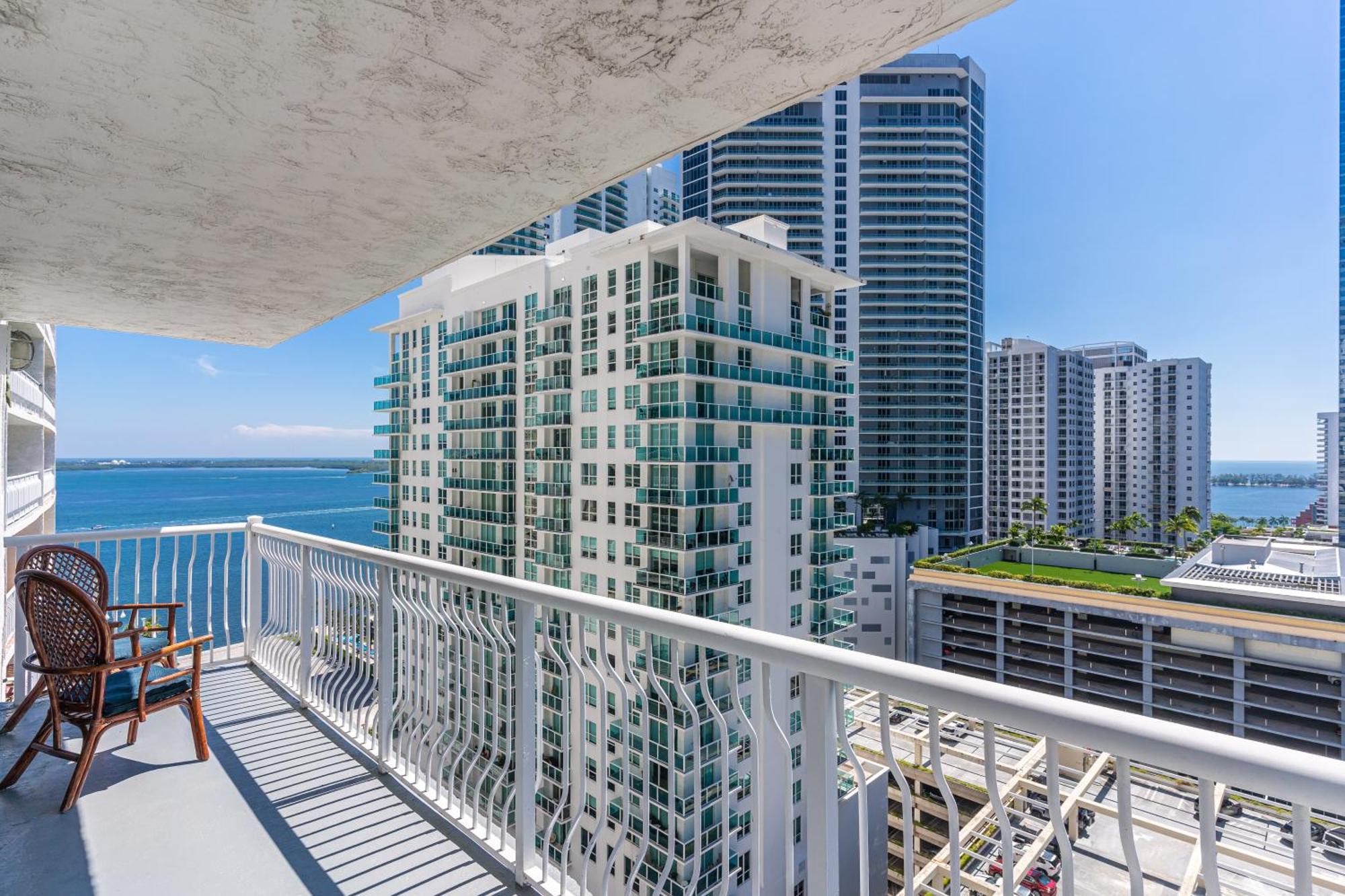 Central 2 Bed Apartment With A Pool & Gym- Free Garage Parking * Miami