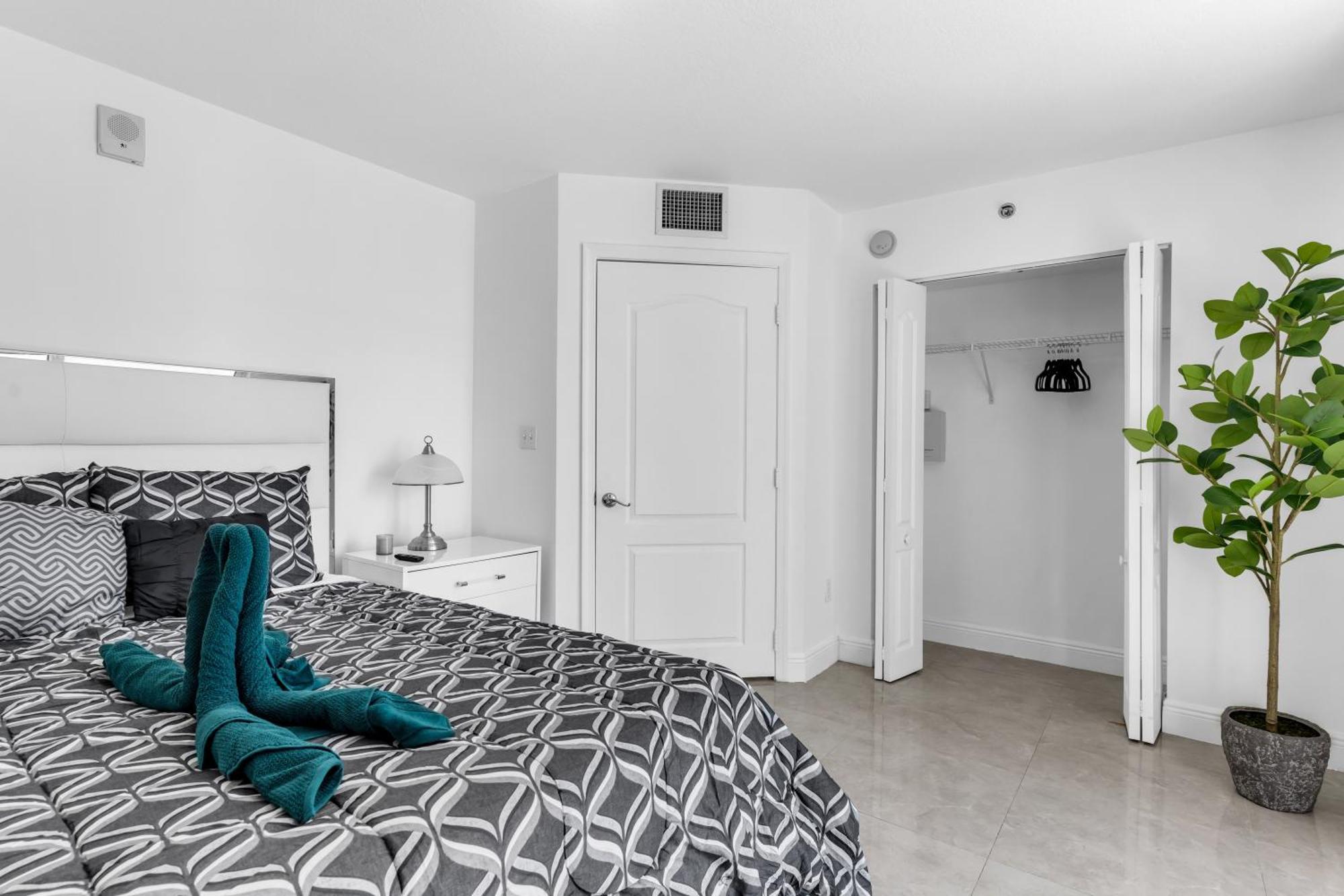 Central 2 Bed Apartment With A Pool & Gym- Free Garage Parking Apartment
