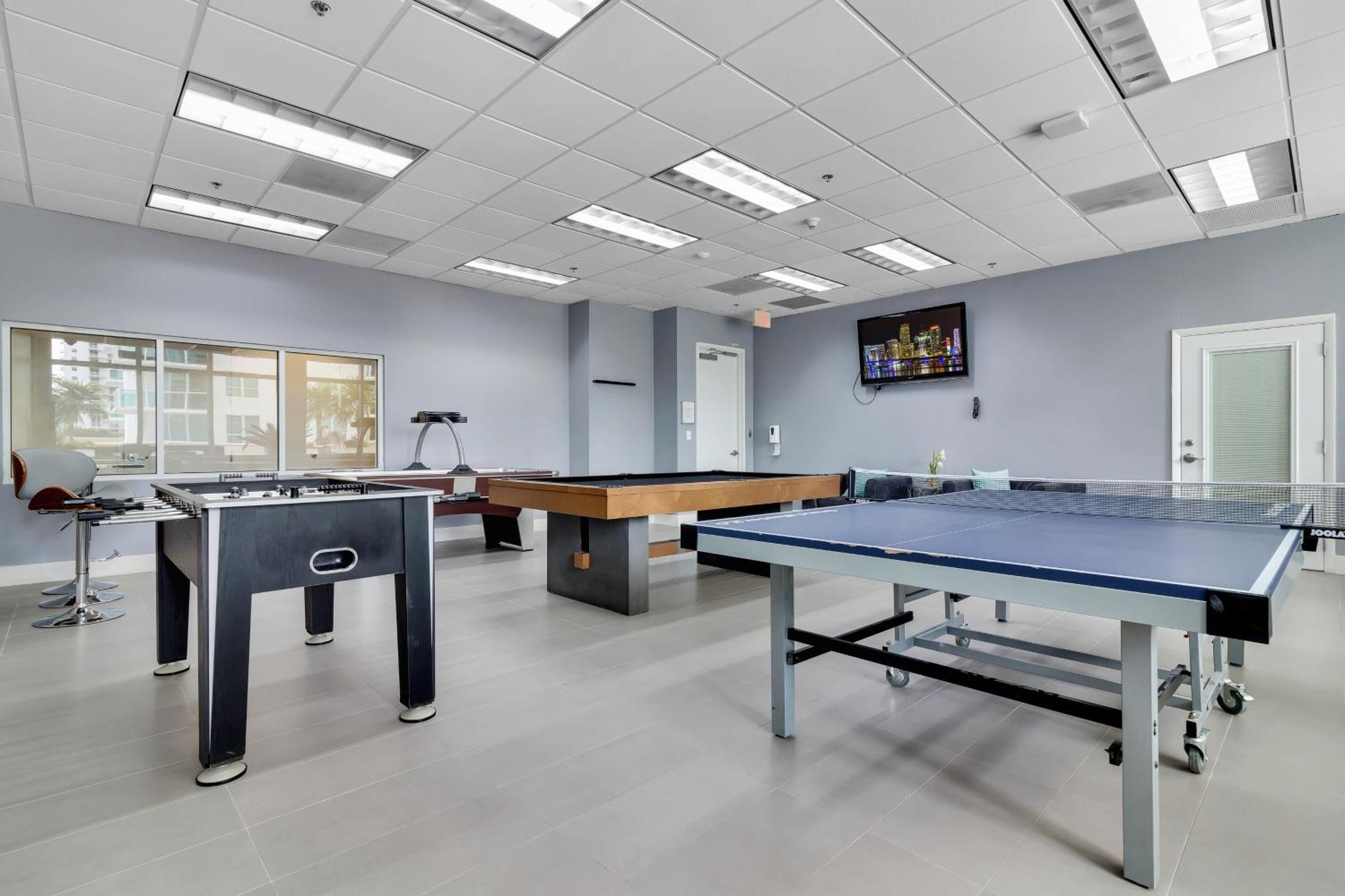 Apartment Central 2 Bed Apartment With A Pool & Gym- Free Garage Parking