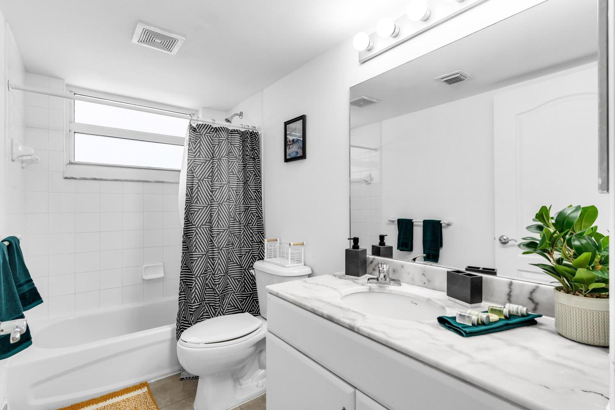 Apartment Central 2 Bed Apartment With A Pool & Gym- Free Garage Parking *