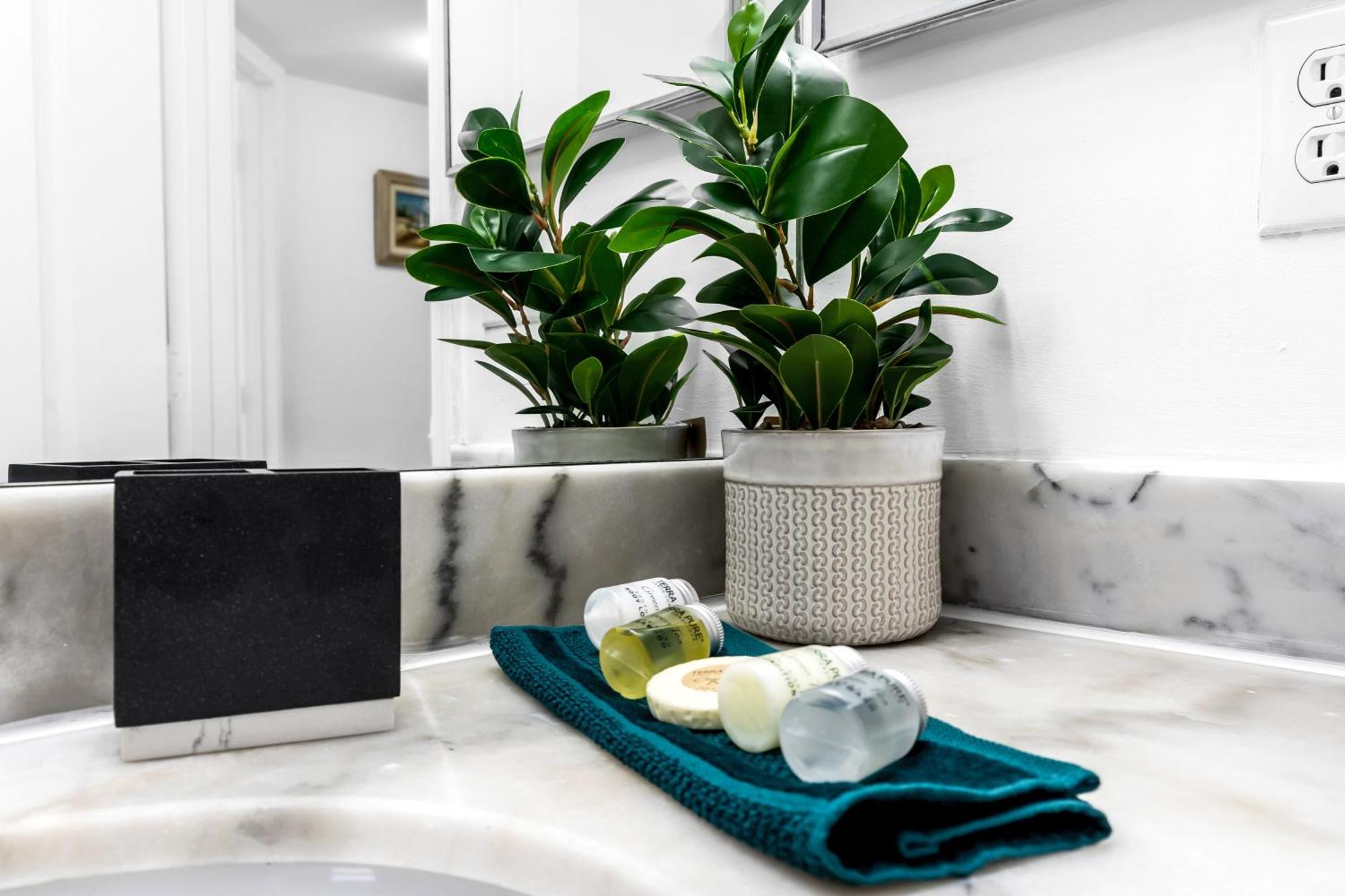 Central 2 Bed Apartment With A Pool & Gym- Free Garage Parking Miami