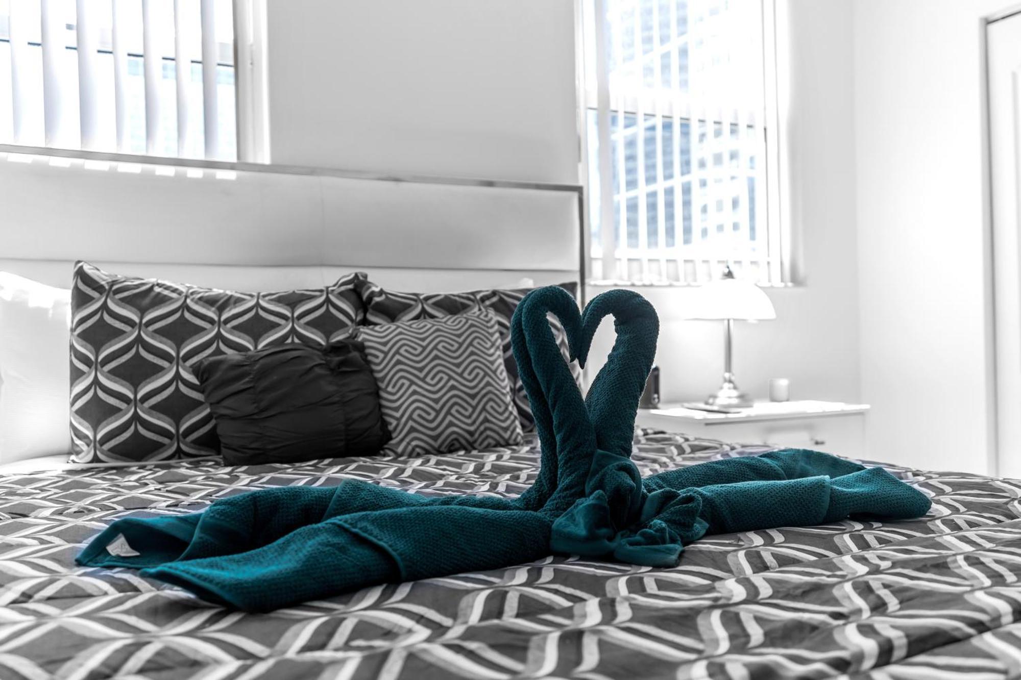 Central 2 Bed Apartment With A Pool & Gym- Free Garage Parking Apartment