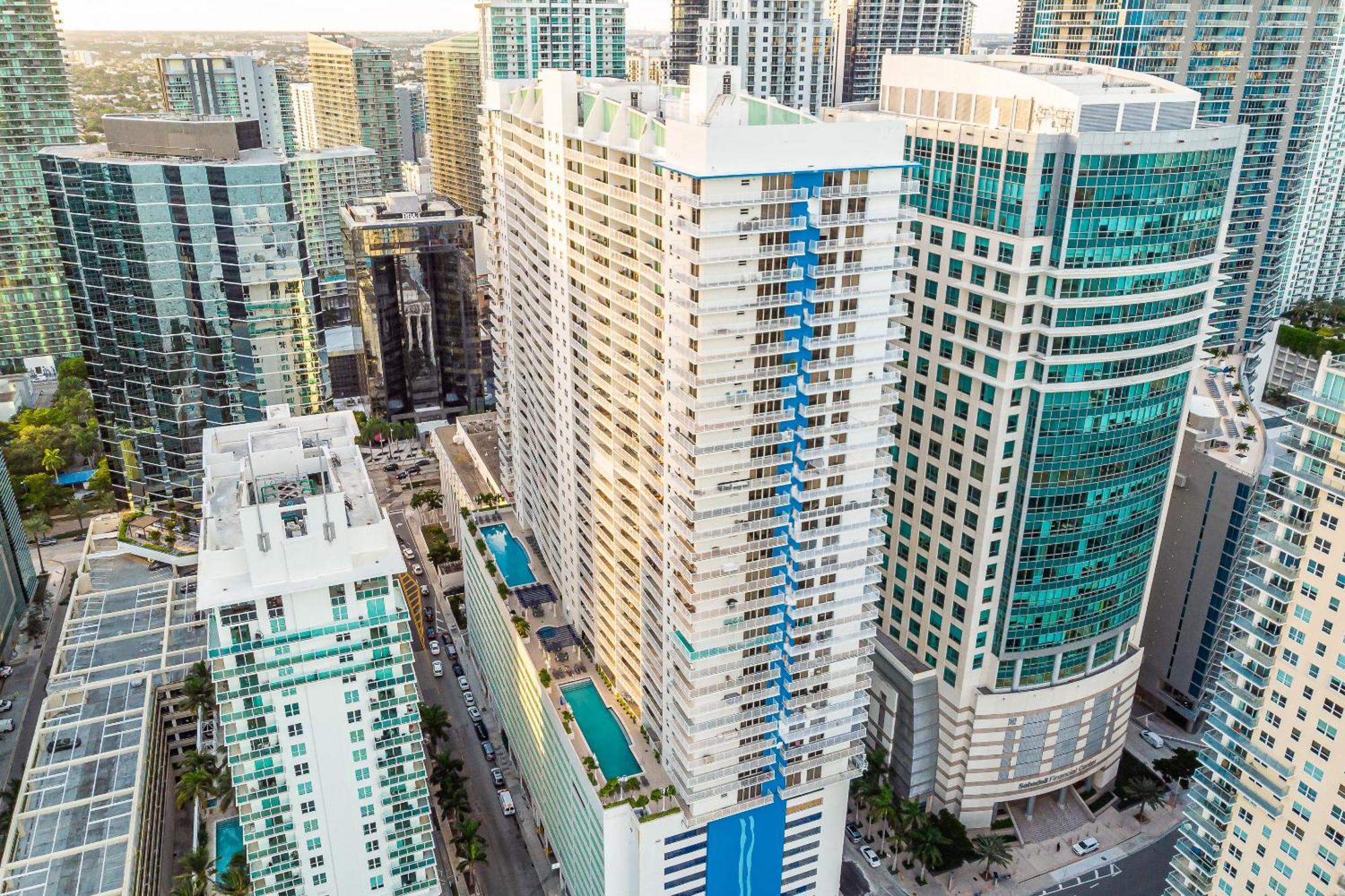 Apartment Central 2 Bed Apartment With A Pool & Gym- Free Garage Parking Miami