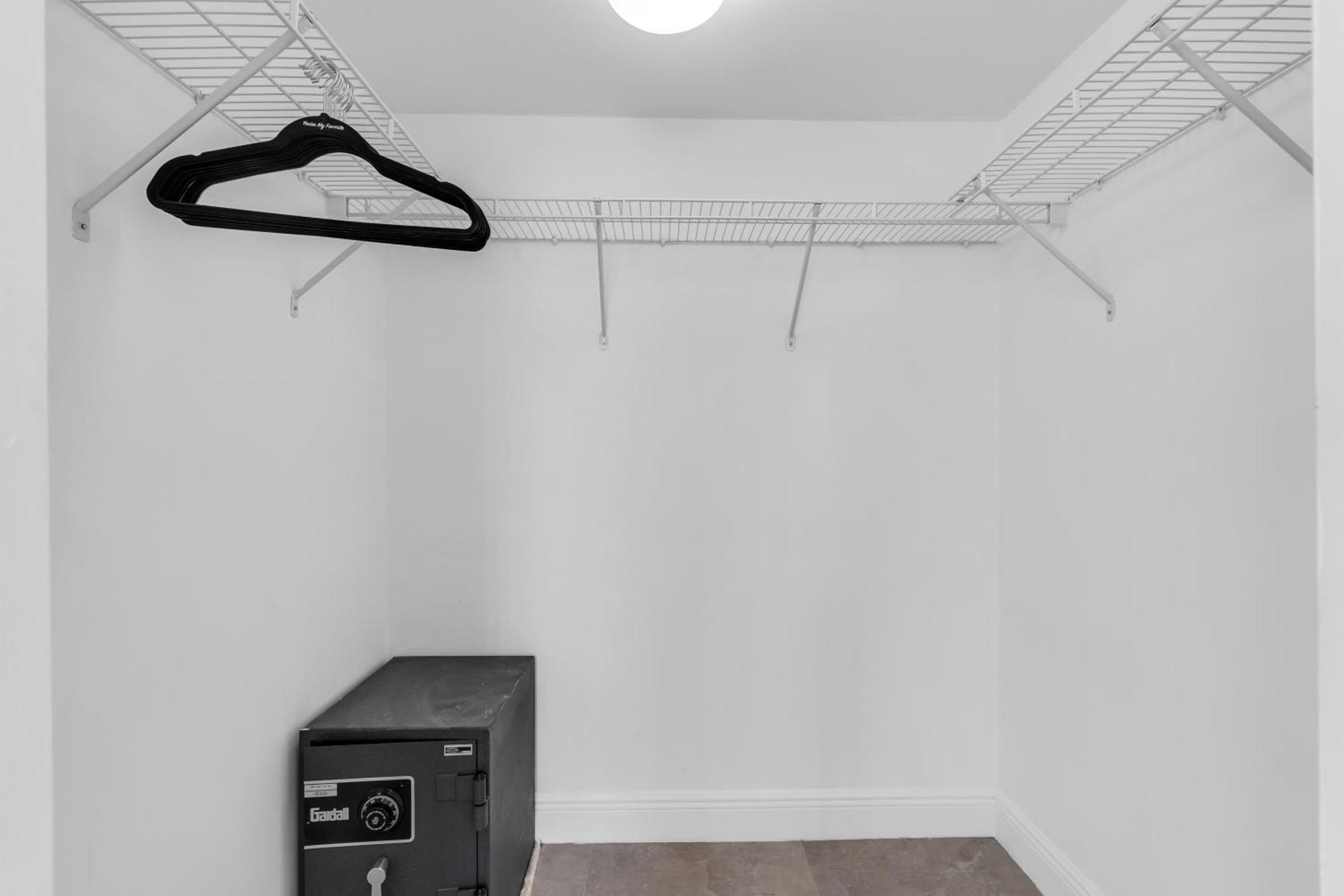 Apartment Central 2 Bed Apartment With A Pool & Gym- Free Garage Parking