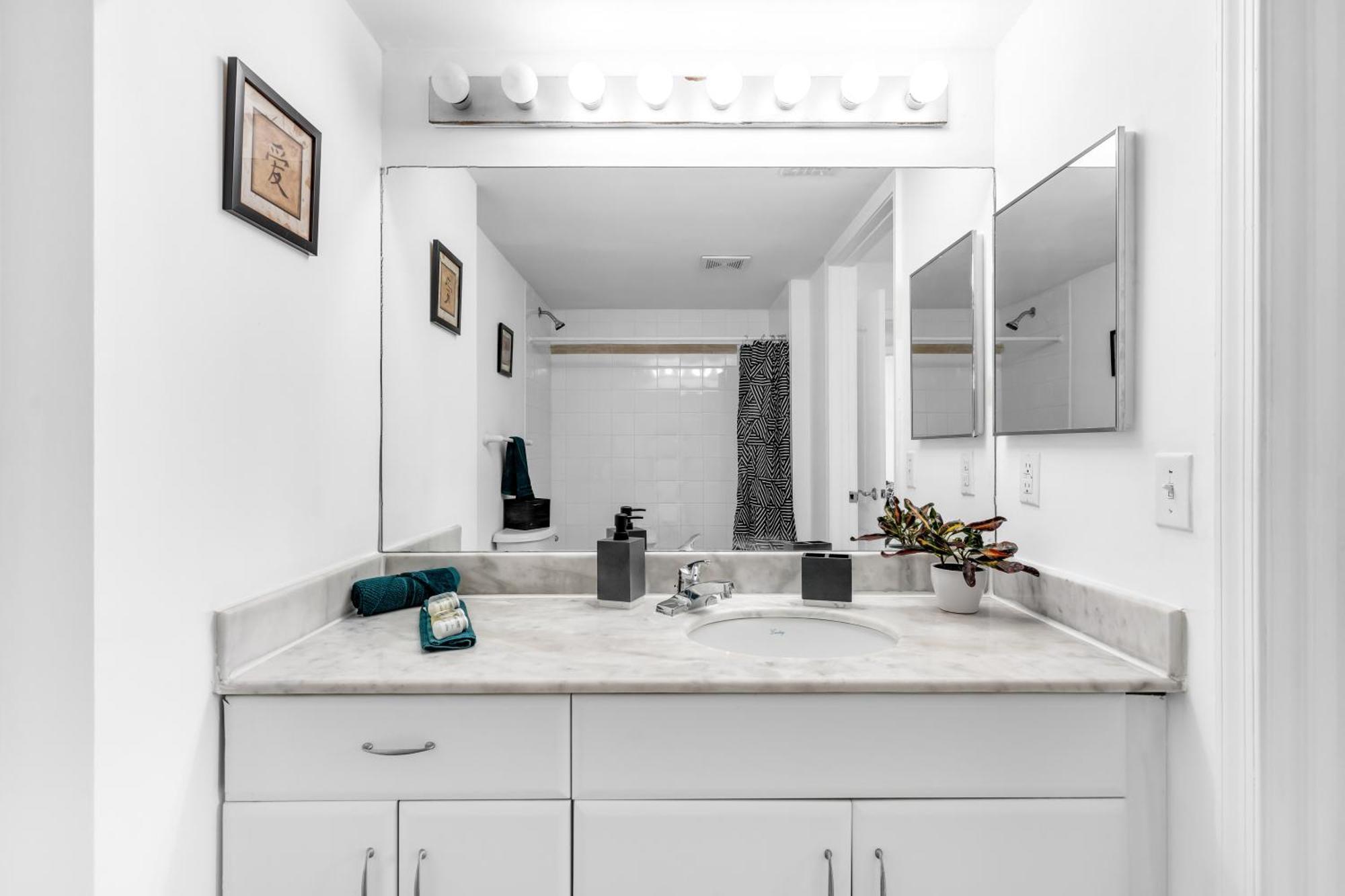 Central 2 Bed Apartment With A Pool & Gym- Free Garage Parking Apartment