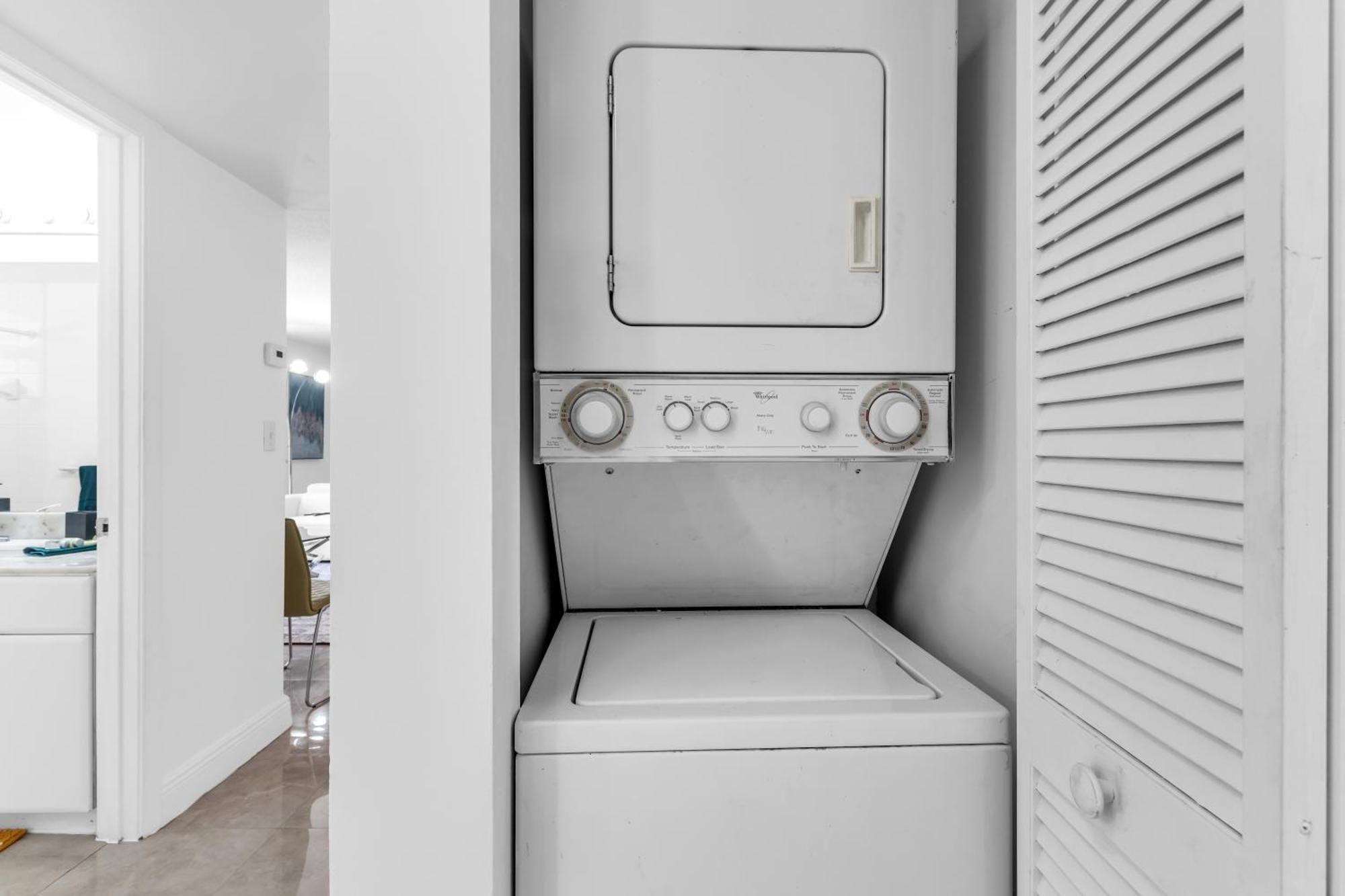 Apartment Central 2 Bed Apartment With A Pool & Gym- Free Garage Parking