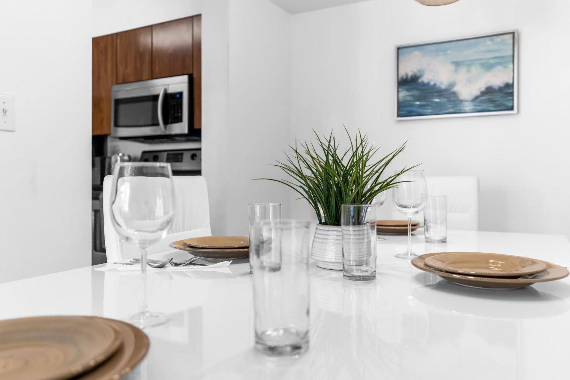 Central 2 Bed Apartment With A Pool & Gym- Free Garage Parking Apartment *